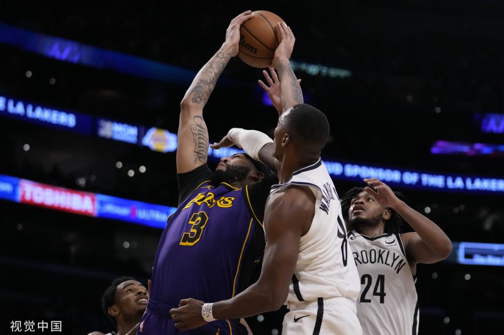 一端是球迷 一端是球迷